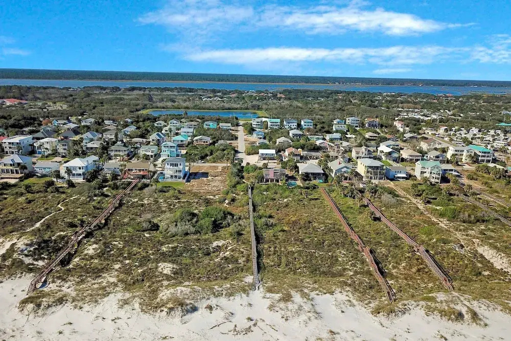 Serene 2-level Home With Wifi & Deck - Walk to Beach, 1 dog Welcome
