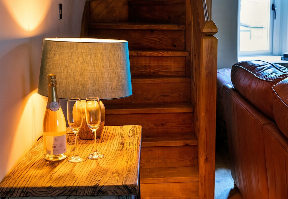 Cozy Cottage in the Heart of Buxton, No Deposit