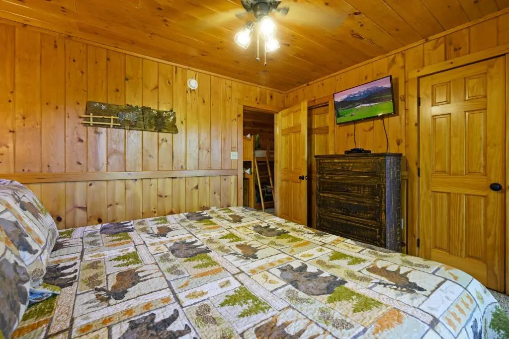 A Wolf's Den Gatlinburg