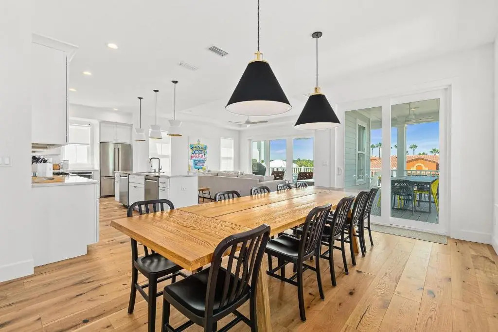 Endless Summer Oasis- Luxury 5br, heated pool, elevator, steps to ocean!
