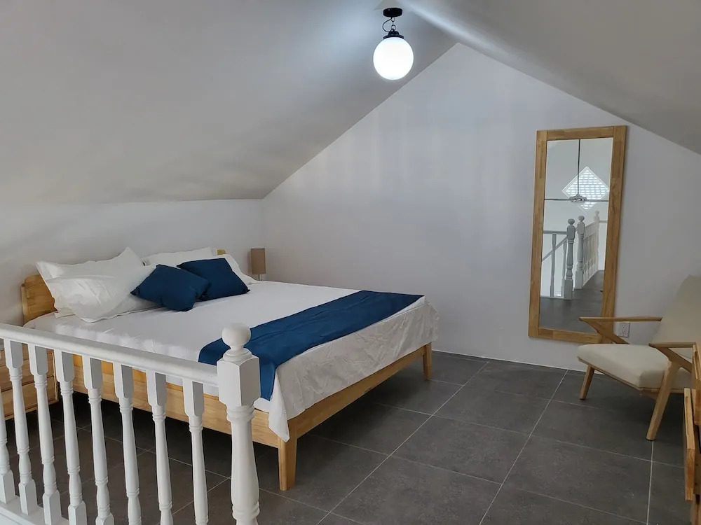Crawlbay Suites Hotel