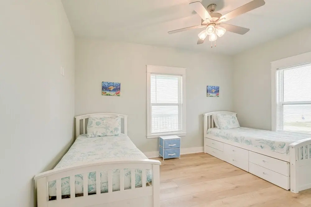 Hot Tub, Beach Access! Bay-view Gilchrist Retreat