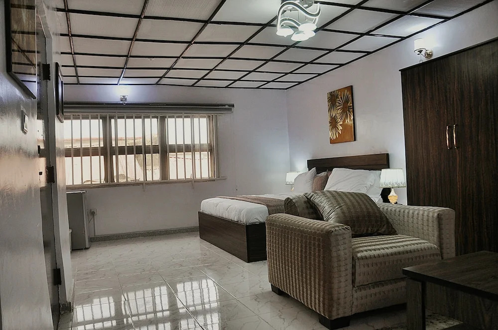 Jolie Suites