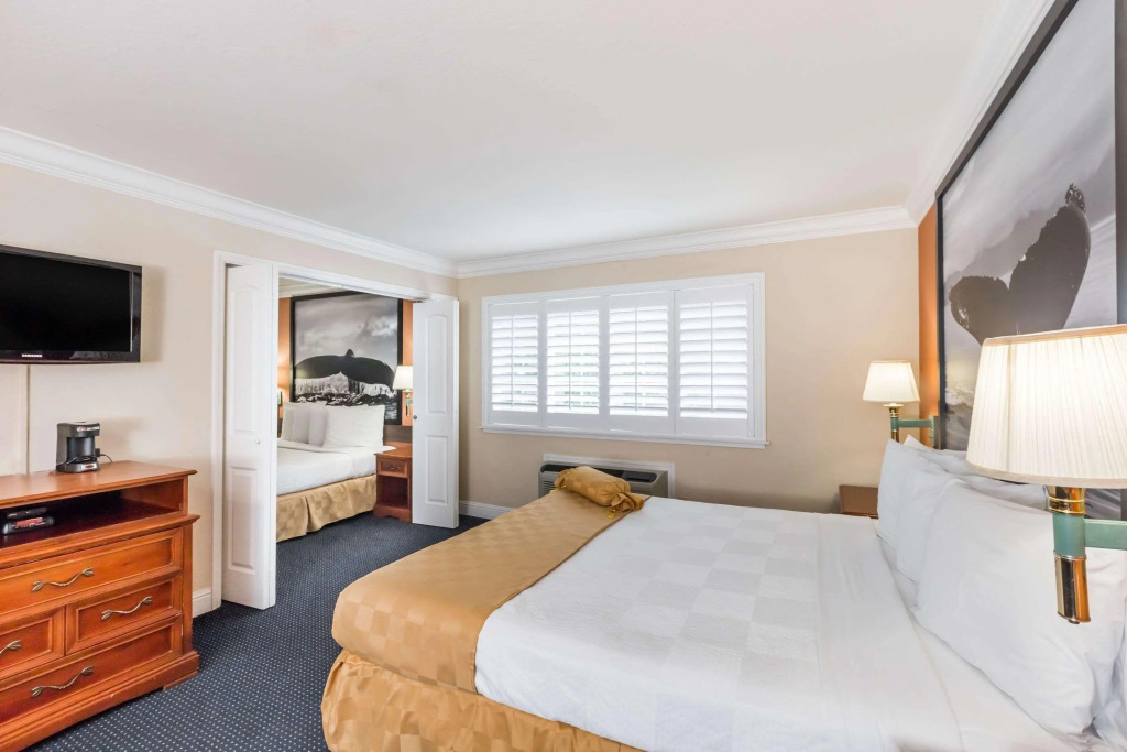 Aura Inn Monterey