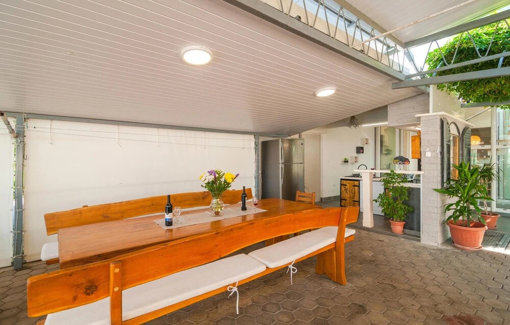 Six-Bedroom Holiday Home In Zrnovnica