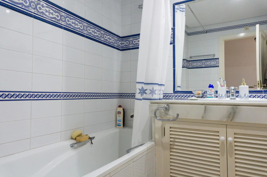 White Pearl Beach J4