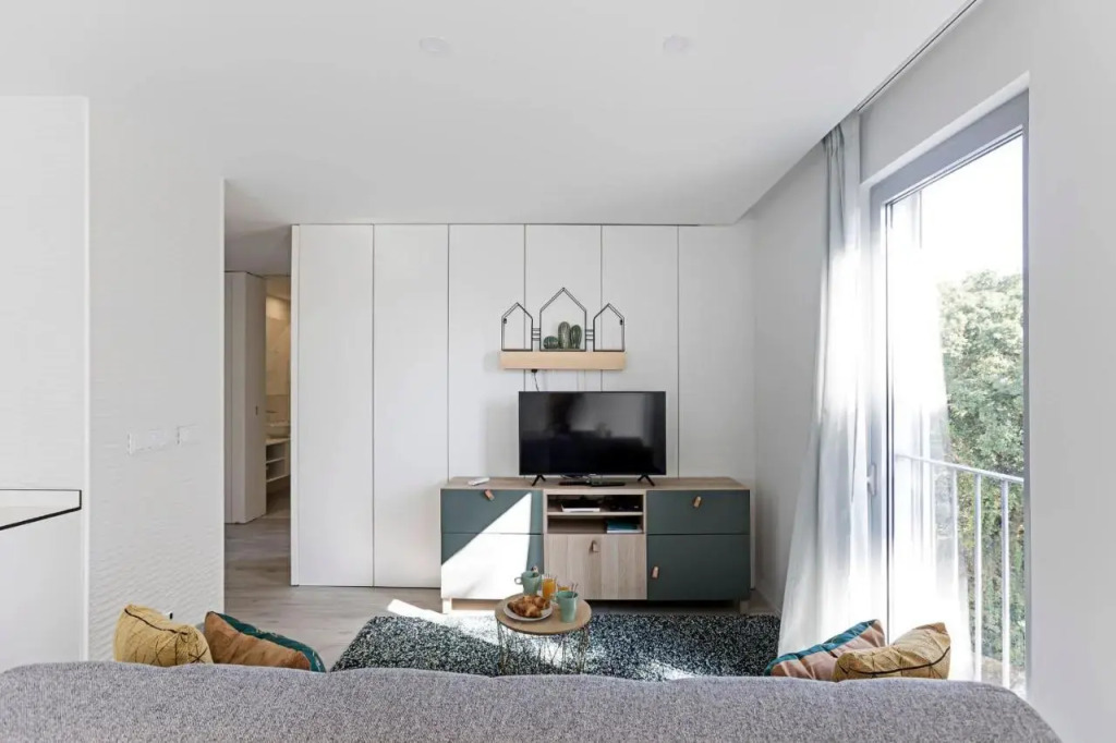Stylish Flat W/ Gym & Parking by LovelyStay