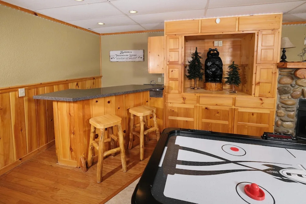 Smoky Treehouse Lodge #614