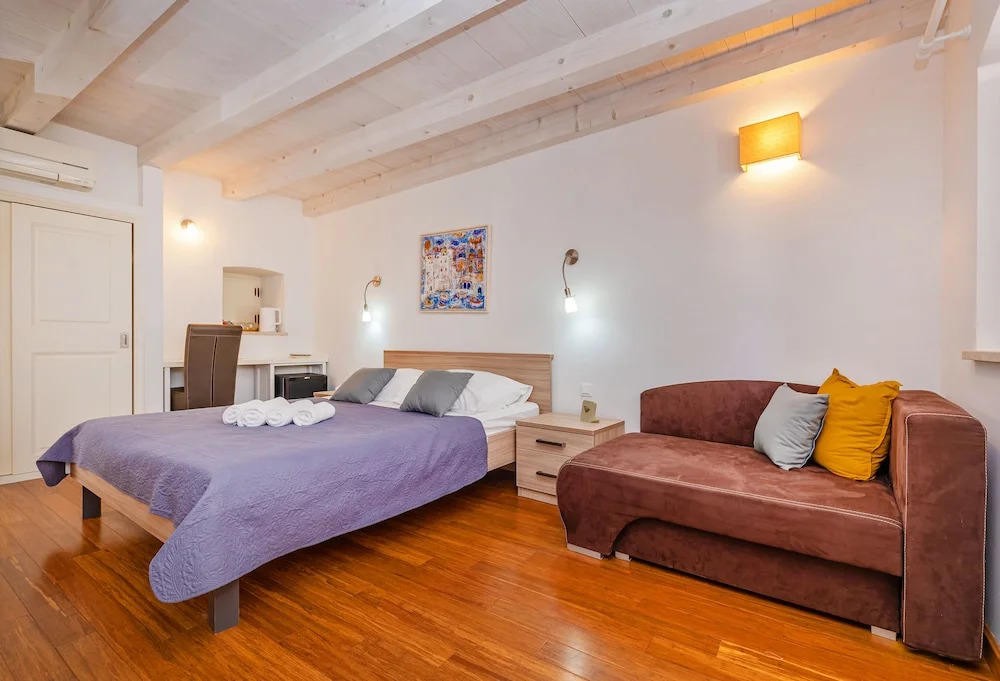 RAFAEL Rooms & Apartments Old Town by DuHomes