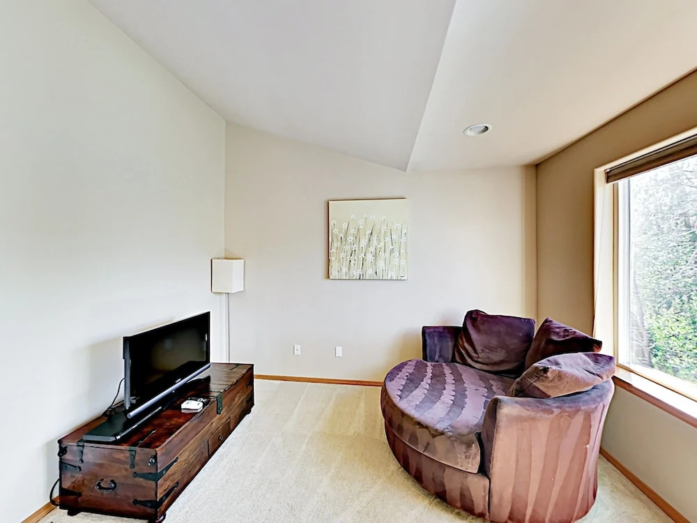 W/ Patio Short Walk To Bus Line 2 Bedroom Townhouse