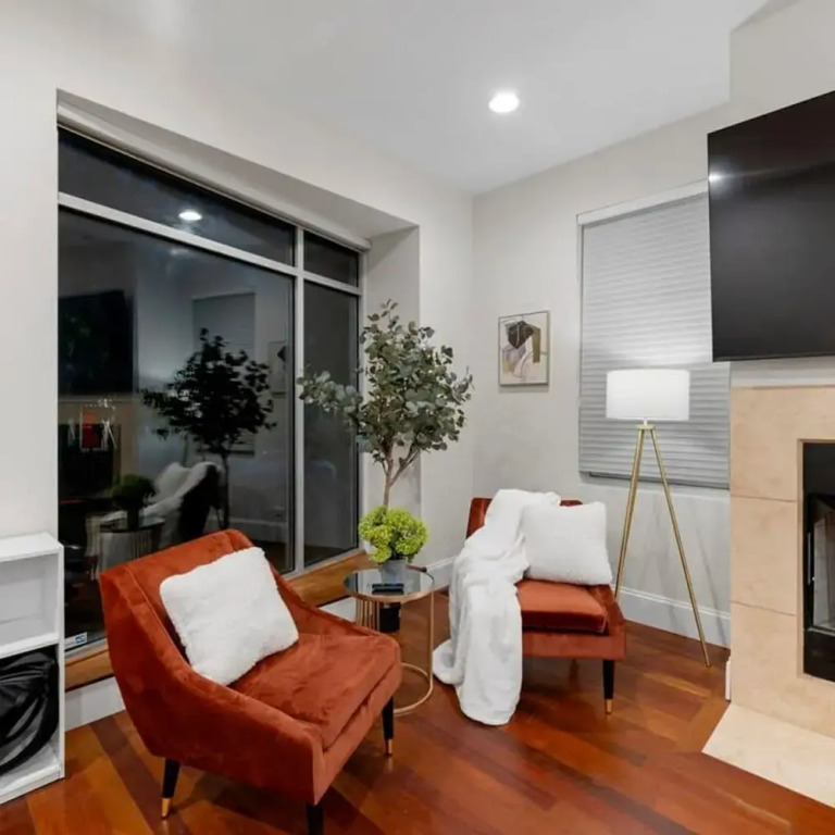 Luxurious 8 Bed Retreat State of the Art Theater