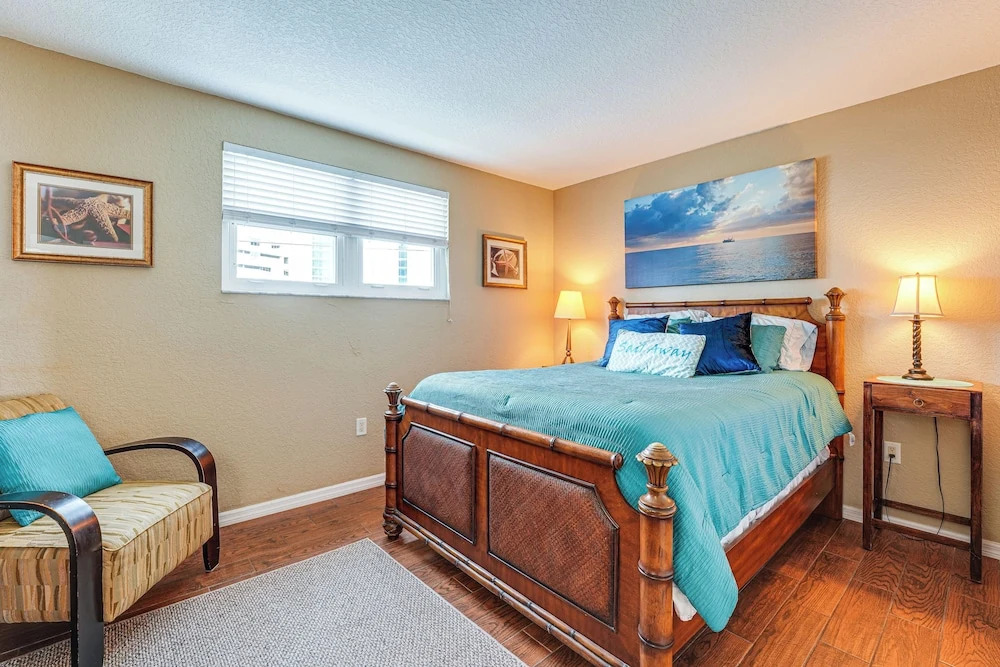 2 Blocks to Clearwater Beach: Walkable Coastal Gem