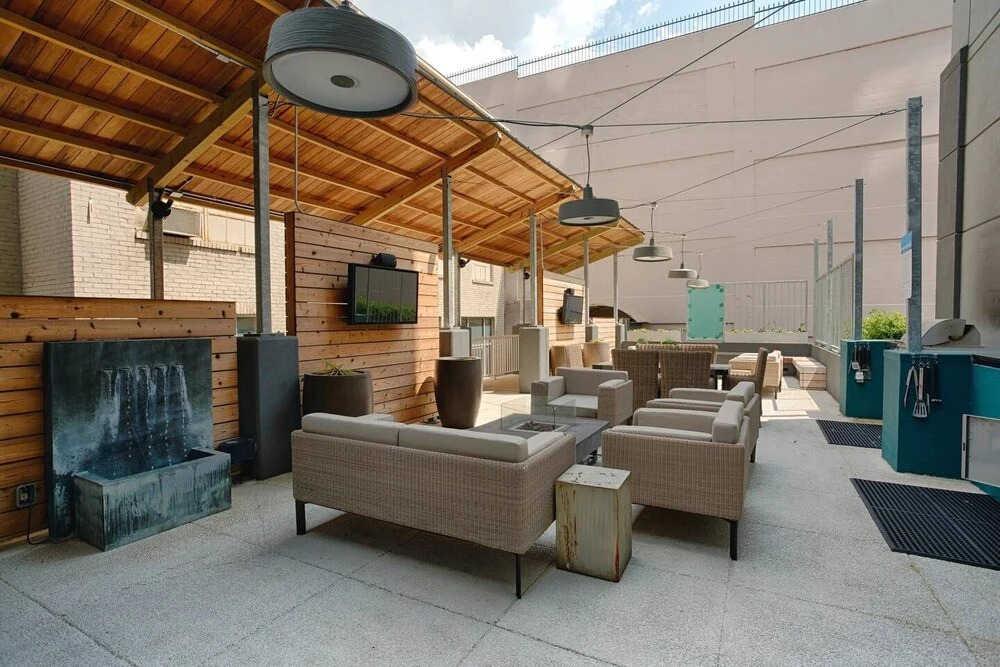 Honky Tonk Luxury 2BR/2BATH - Fast WIFI - Work Area - Free Parking! (CH2)