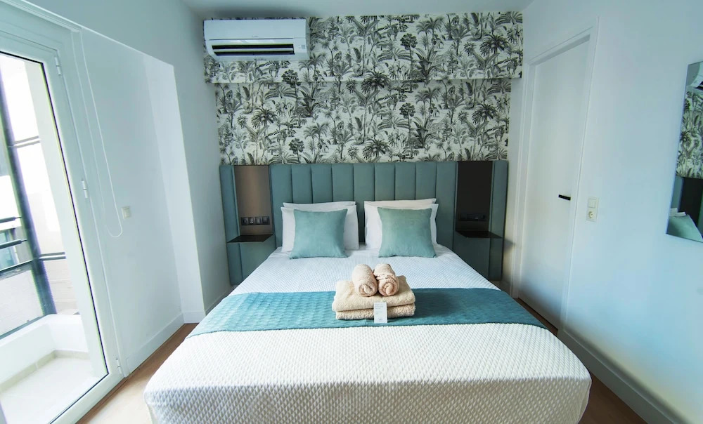 Phaedrus Living Modern Kriel Suites 304