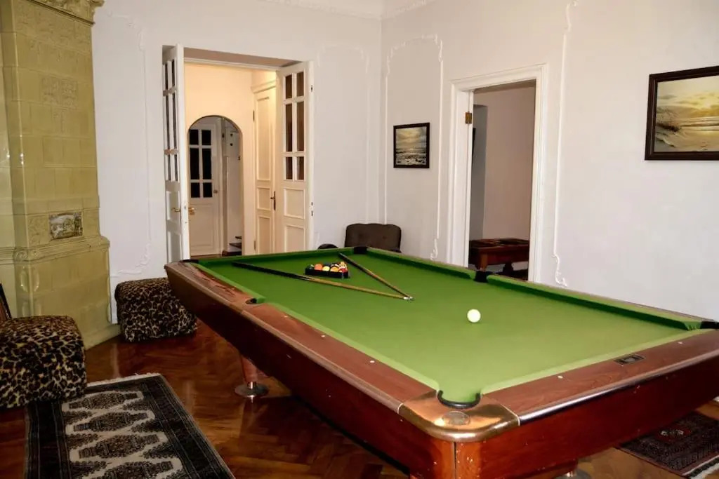 Unique Spacious Classic 3bedroom Midtown Apartment ! FREE parking ! BILLIARD room !