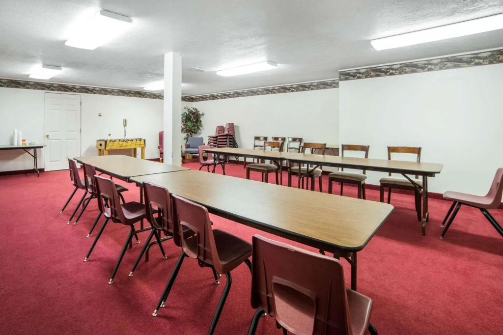 Super 8 Whitehall