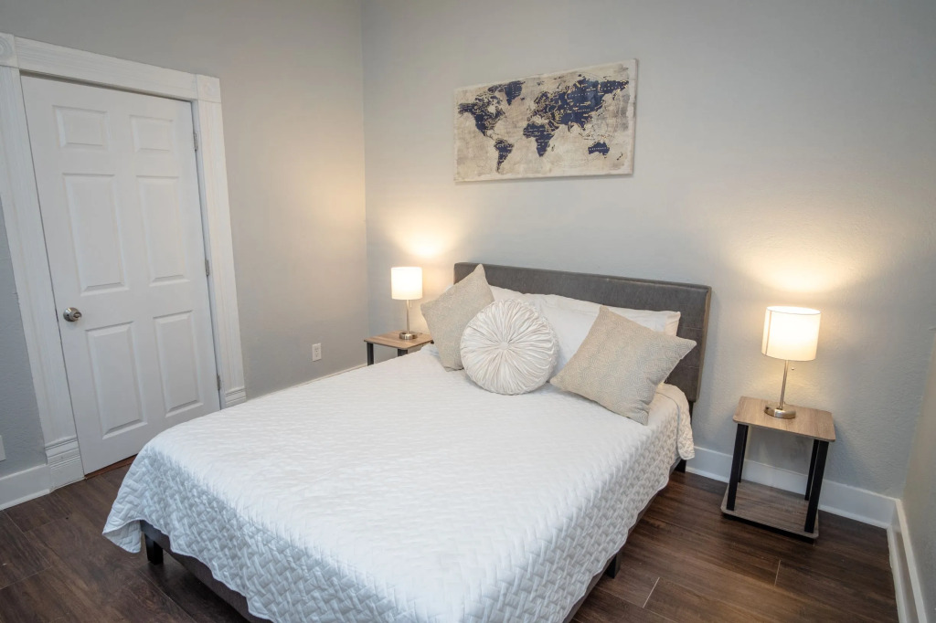 Remodeled Historic 1BR 1BA House Near Downtown