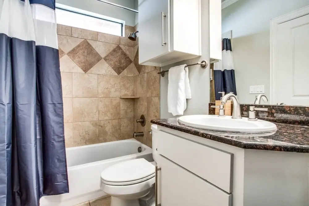 2 Unit Grand Oak Lawn house Perfect for Groups