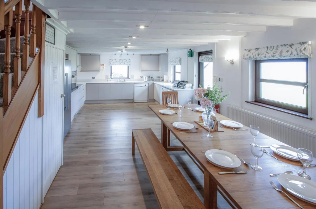Stormy Castle - 6 Bedroom Sleeps 14 - Llangennith