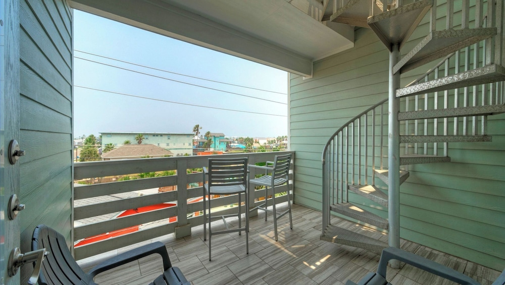 Sleeps 33! 4 Condos, Walk to the Beach, Resort-style Pool, Endless Summer Resort