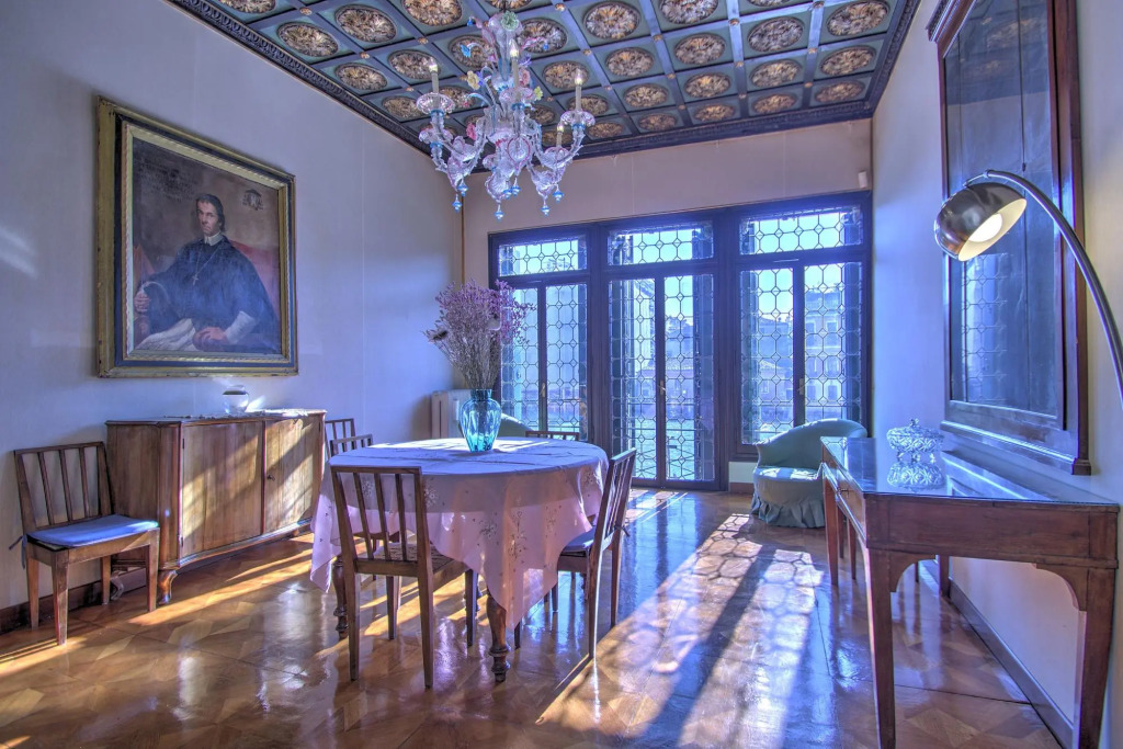 PANORAMIC 9 WINDOWS OVER GRANDCANAL, 3 bed, 2 bath
