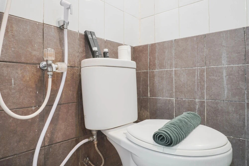 Simple And Cozy Living 2Br At Green Pramuka City Apartment