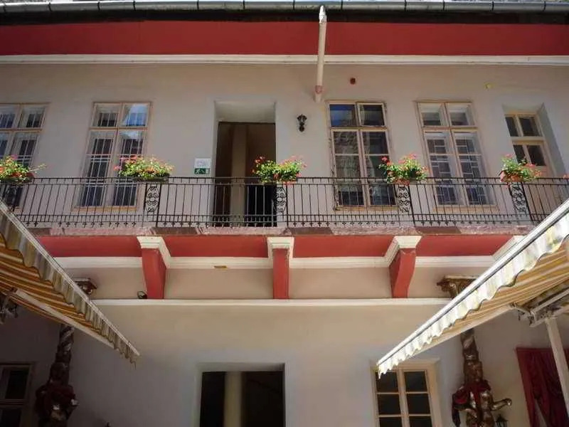 Fehér Páva Restaurant And Hostel