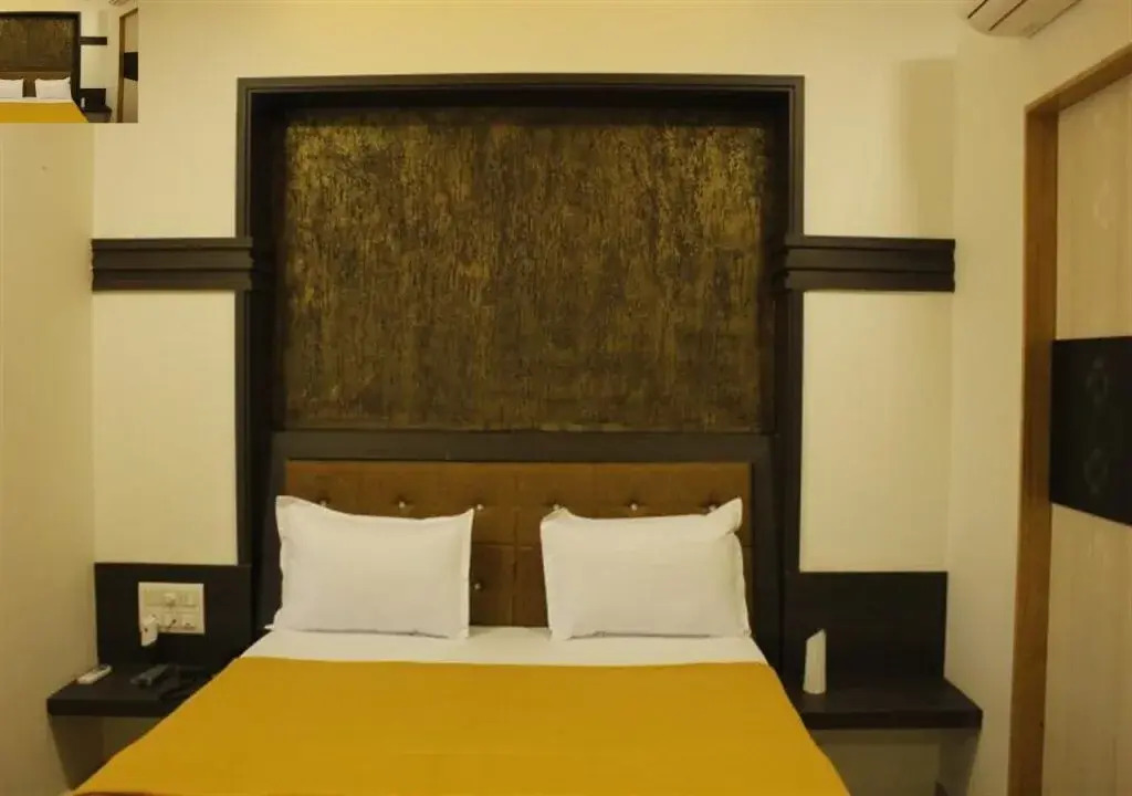 Hotel Shiv lake