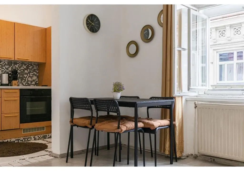 2 Pleasant Flats - Perfect for Long Stays