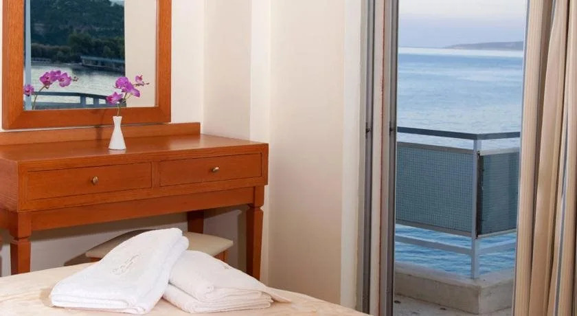 Saronis Hotel