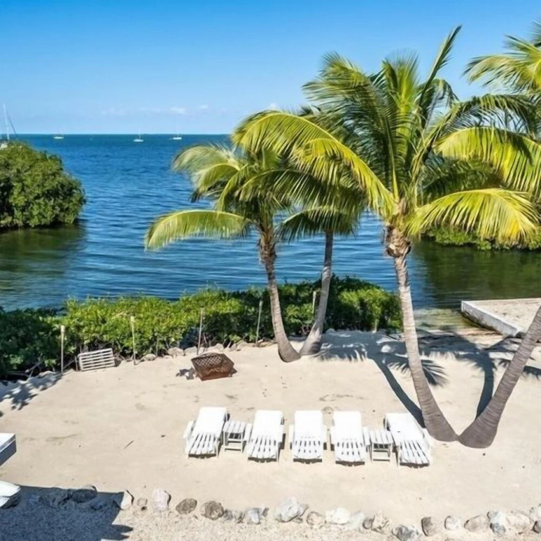 2 Houses Located On A Private Peninsula. 4 Bedroom Home by RedAwning