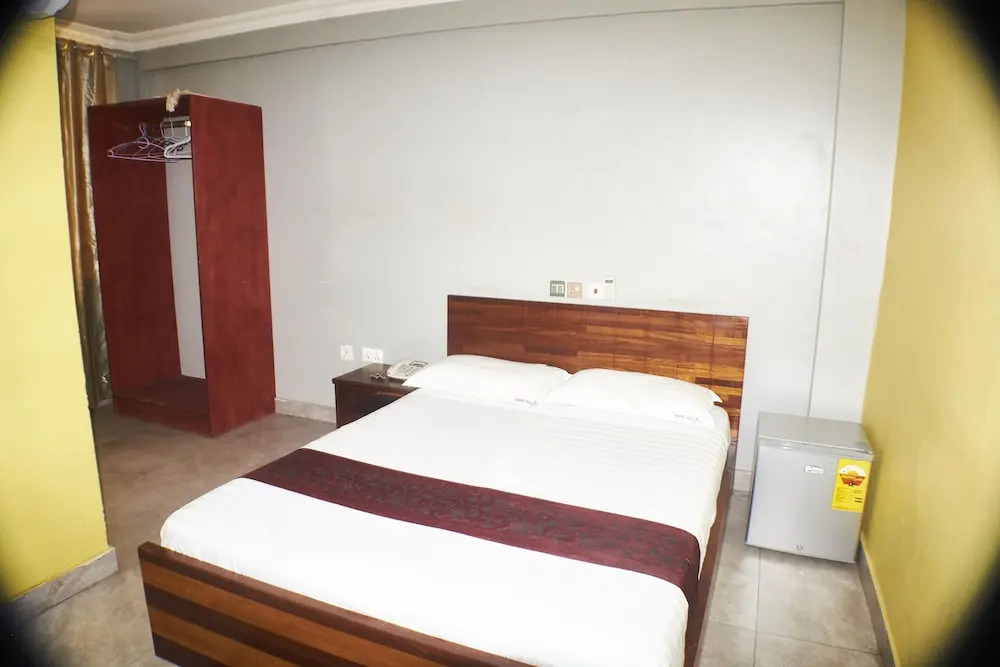 Triple Hill Hotel