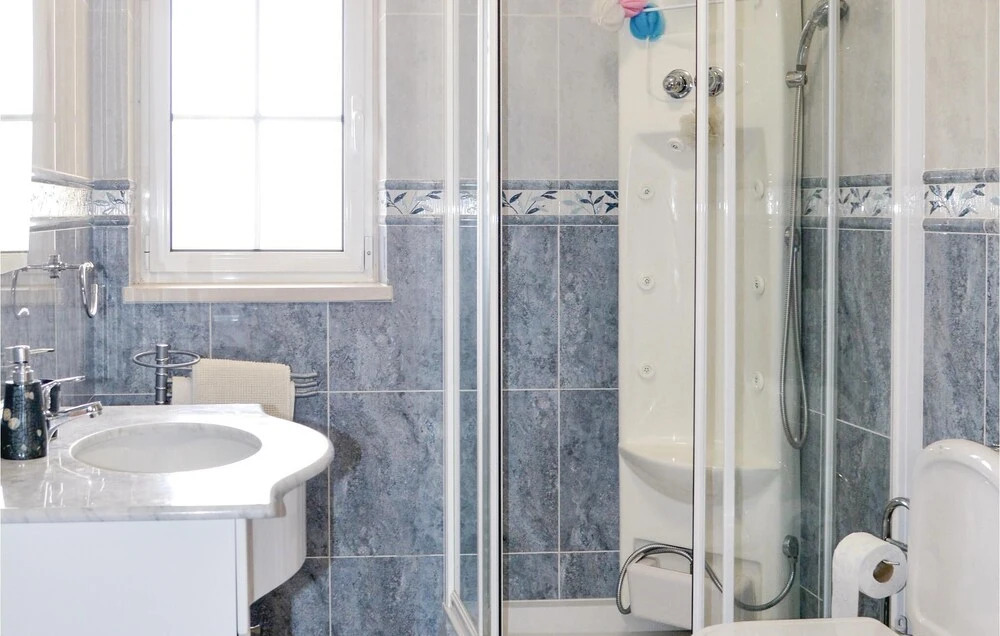 Amazing Home in Miragaia With 5 Bedrooms and Wifi
