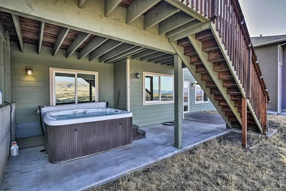 Incredible Oregon Retreat w/ Private Hot Tub!