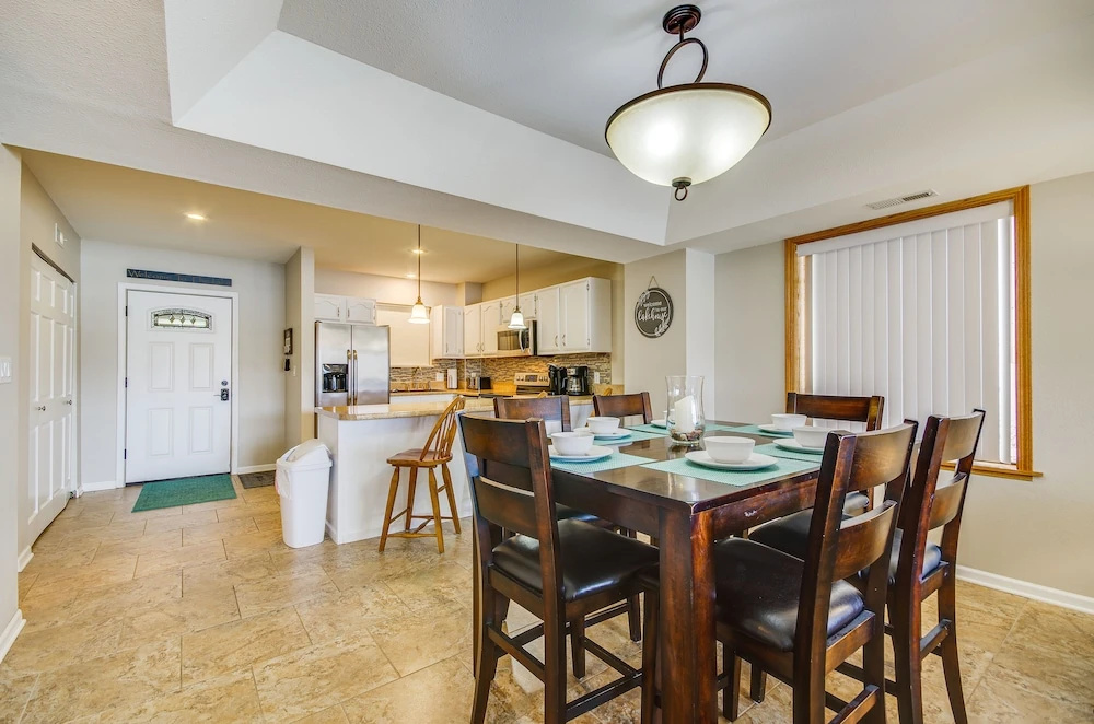 Lake of the Ozarks Condo w/ Community Pool