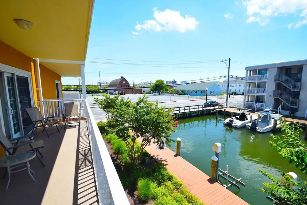 Laguna Vista 109 by RedAwning