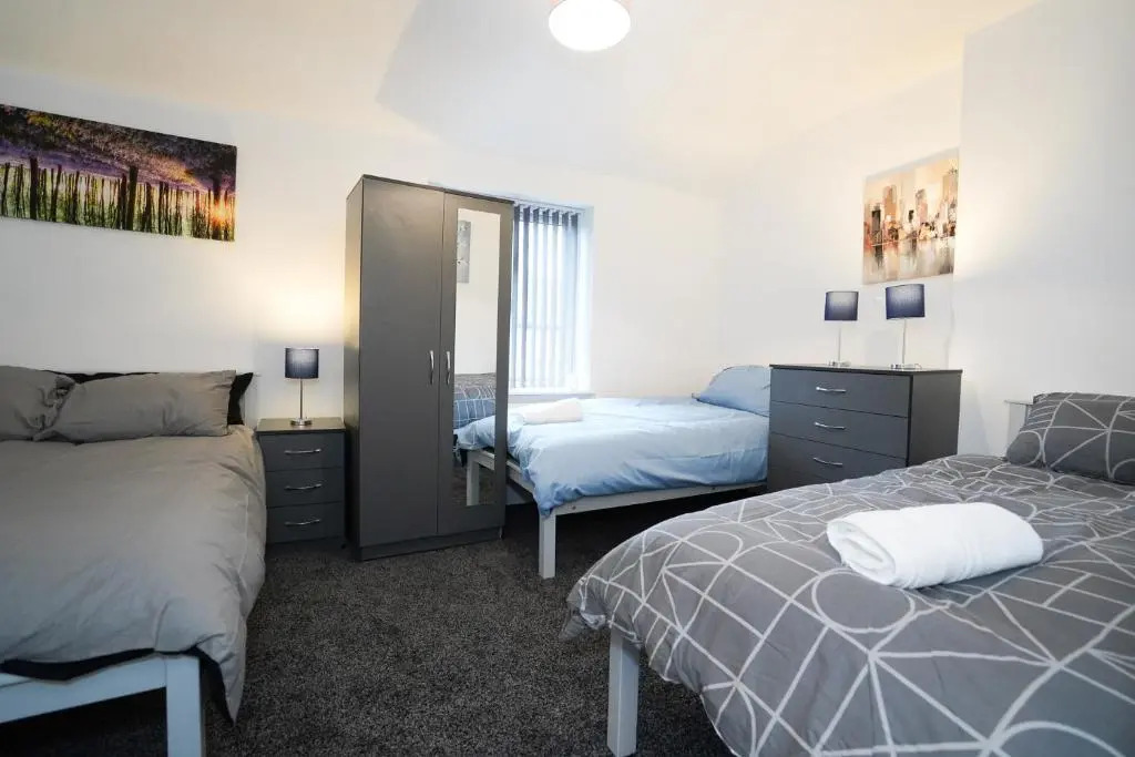 BIRMINGHAM COPLOW, 3 bedrooms house, with 6 beds, 2x doubles beds, 3x singles beds and 1 sofa-bed,sleeps people