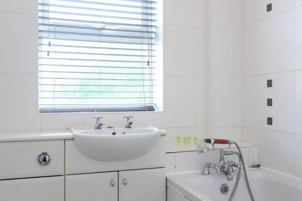 4 bed home, driveway parking ideally located in Latchford, Warrington - Executive St Marys House