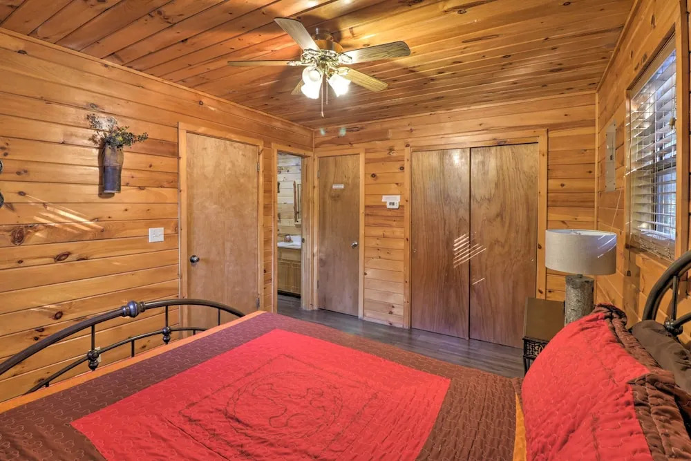 Cozy Cabin with Hot Tub 4 Mi to Broken Bow Lake