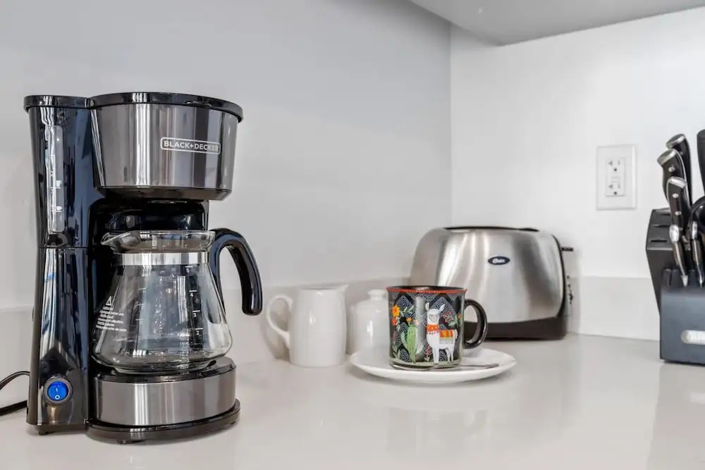 Cozy Downtown Pad- Luxe Rooftop Pool gym and More