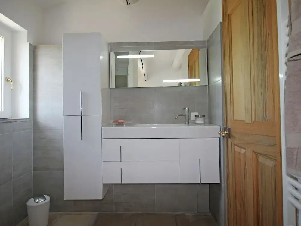 Beautiful, renovated Bastide with private pool and panoramic views, 3km from Apt