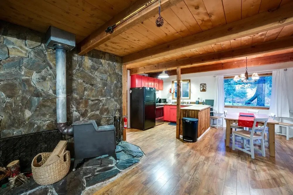 48SL - Hot Tub - Pets Ok - WIFI - Wood Stove - Sleeps 5