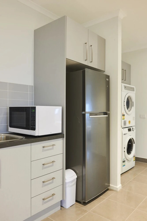 Earthy And Polished 2 Bedroom Unit In Chadstone