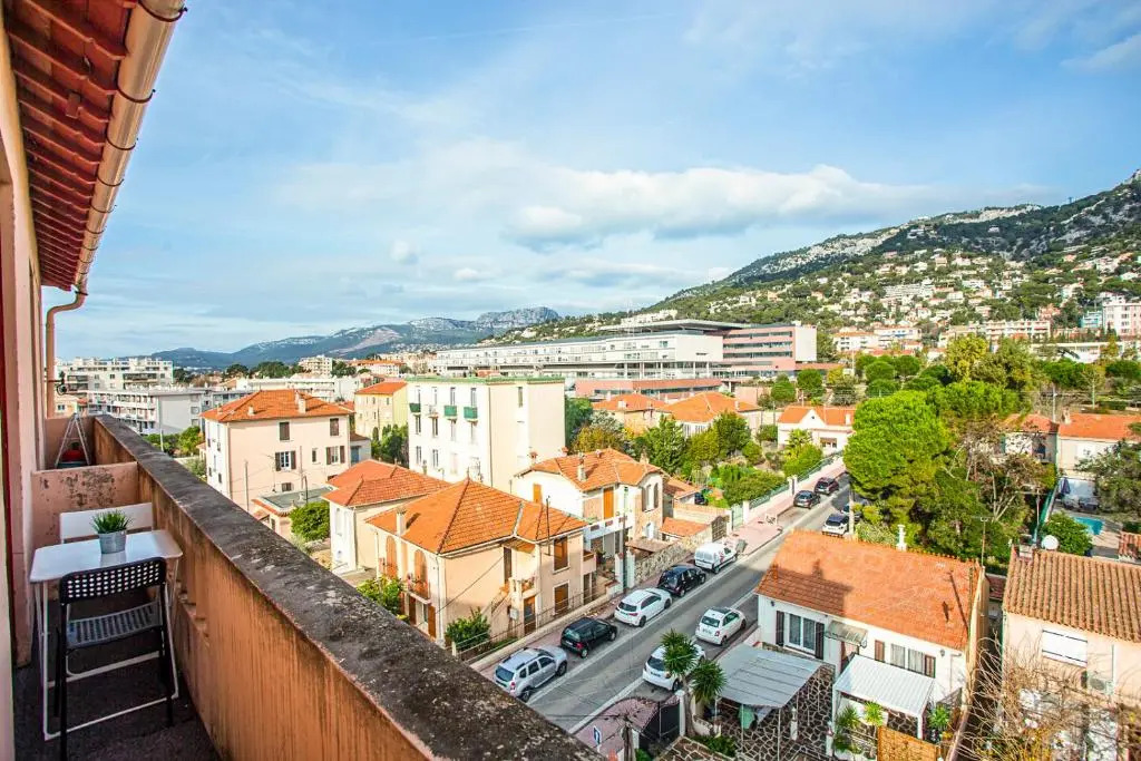 #4 Toulon CENTRE, BALCON, VUE SUR CORNICHE, LUMINEUX, AU CALME, STATIONNEMENT FACILE & GRATUIT