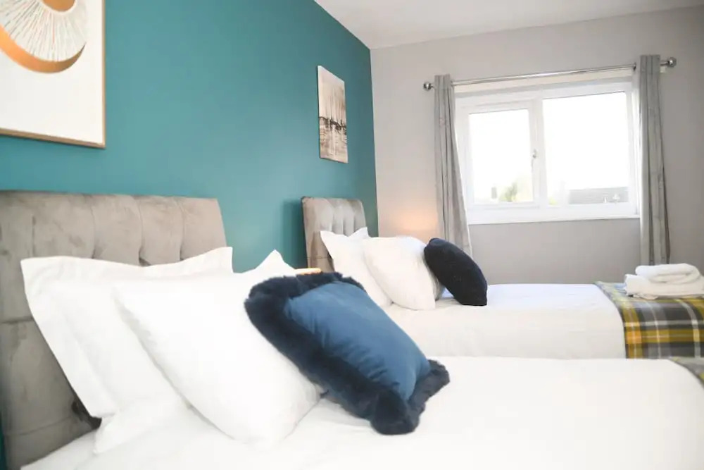 House Sleeps 8 with Garden and Parking