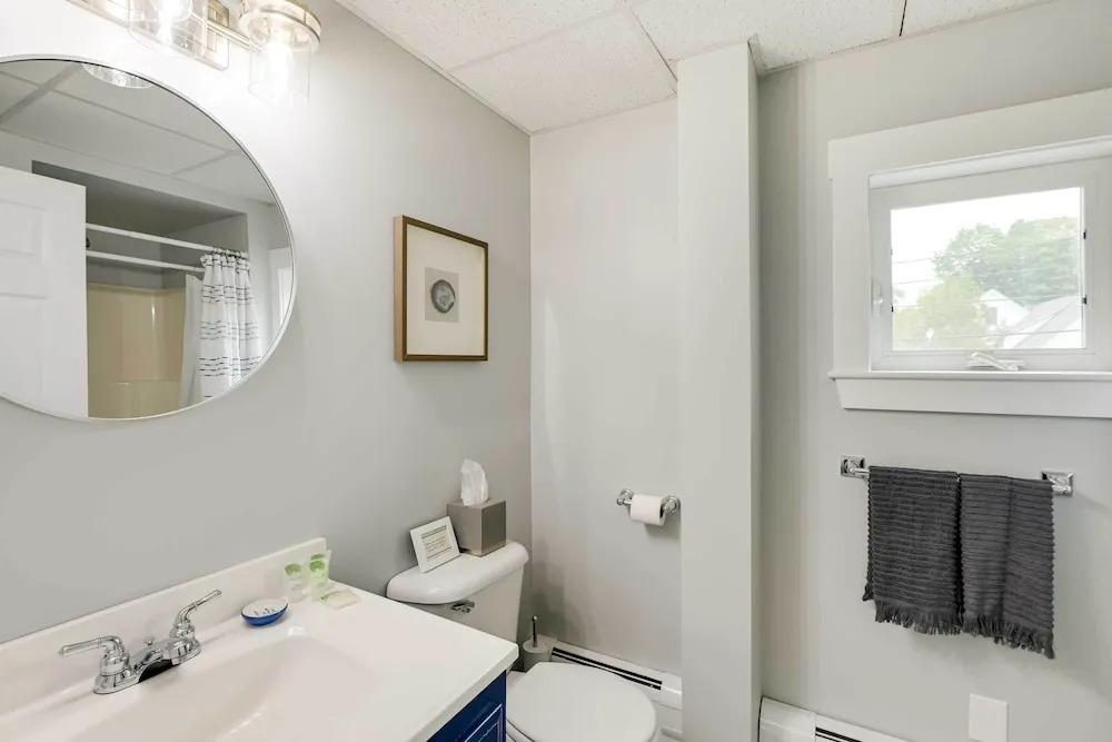Chic & Central Apartment ~ 6 Mi to Sebec Lake!