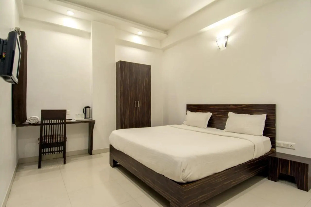 Hotel Metropolitan Near Sindhi Camp