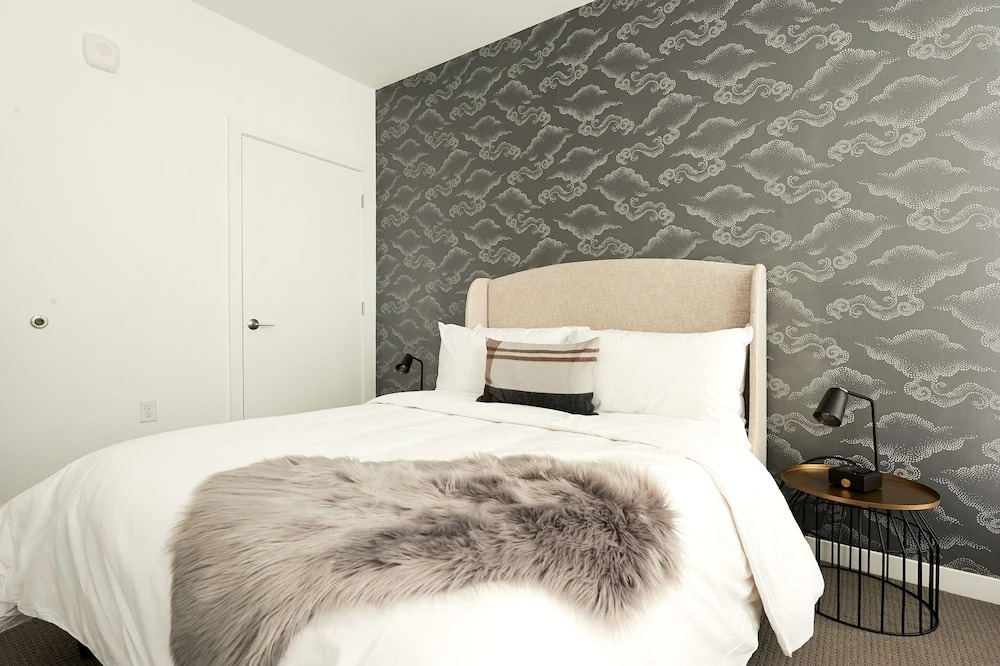 Vibrant Uptown Suites by Sonder