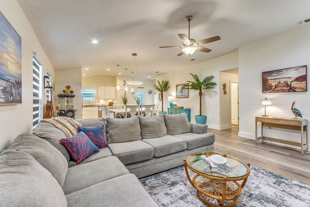 < 2 Mi to Navarre Beach: Group Home w/ Deck + Bar