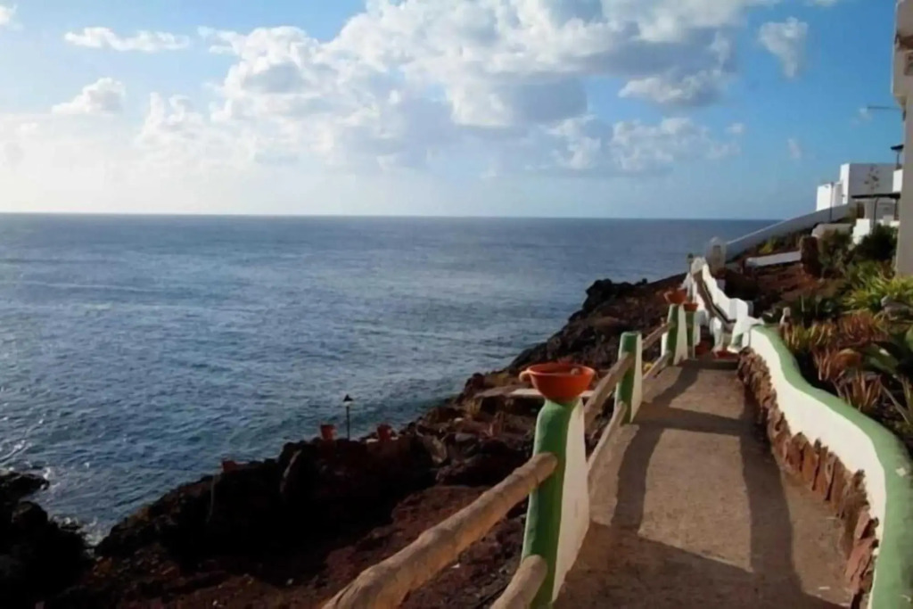 Vista Faro Sardina